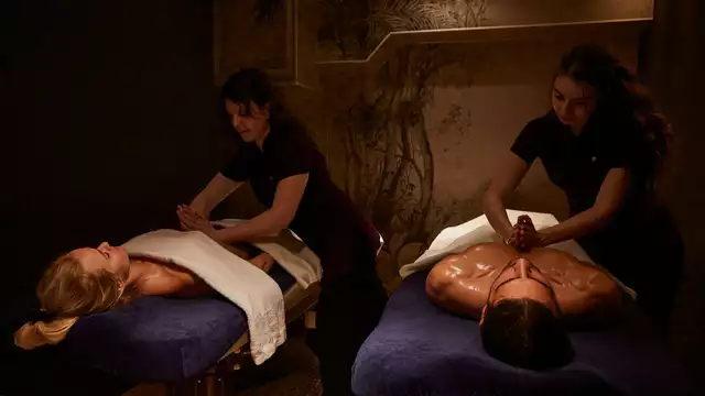 Estancia de lujo con masaje en pareja y spa en el corazón de París.