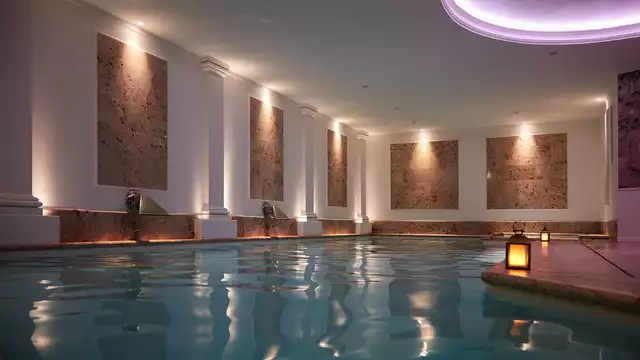 Spa XXL y bañera de hidromasaje en la habitación en este 5 estrellas del siglo XVII en París.
