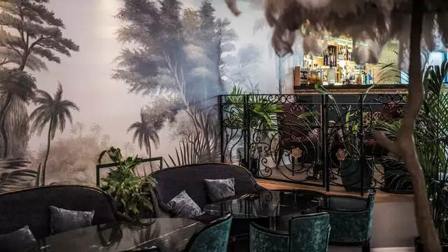 Spa XXL y bañera de hidromasaje en la habitación en este 5 estrellas del siglo XVII en París.