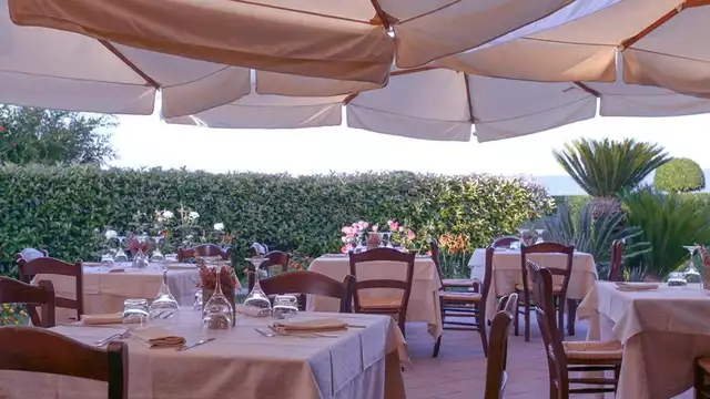 Soggiorno con piscina esterna e vista mozzafiato sul Golfo di Santa Eufemia