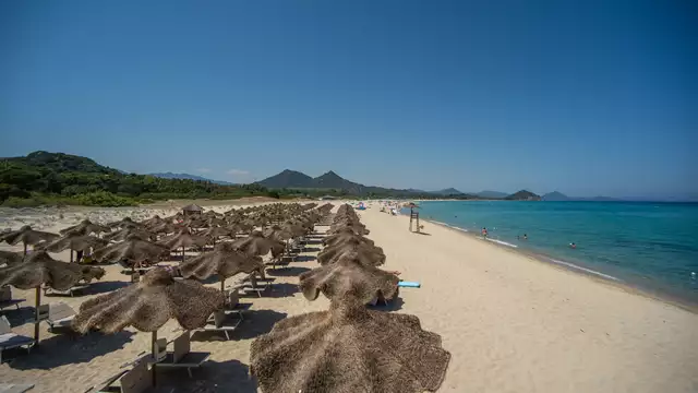 Rilassati in pensione completa sulla costa sud della Sardegna