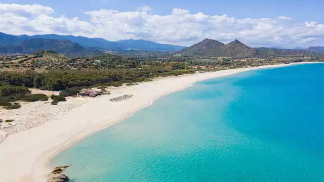 Rilassati in pensione completa sulla costa sud della Sardegna