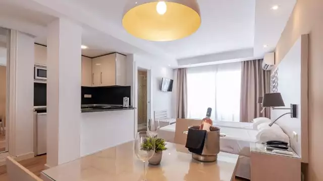 Escapada romántica en habitación con jacuzzi en un hotel con encanto en Badajoz