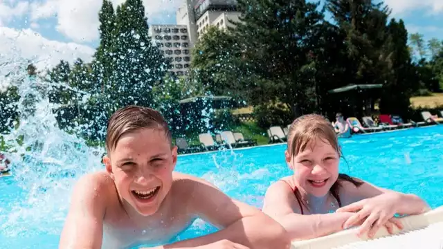Vacaciones familiares en un paraíso wellness, rodeado de naturaleza con media pensión