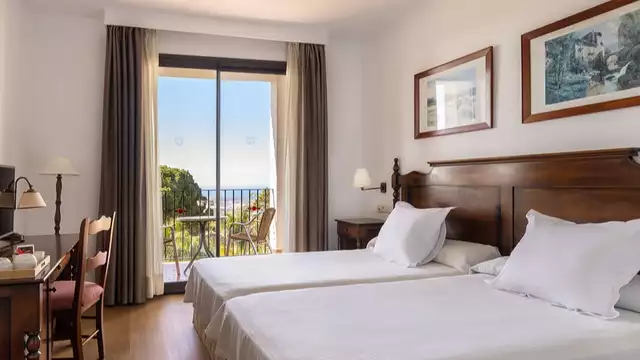 Rilassati in questo bellissimo hotel di Mijas con piscina e mezza pensione