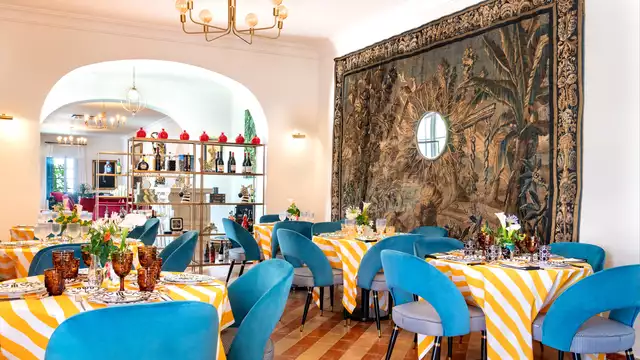 Escapada romántica en habitación Junior Suite con copa de cava