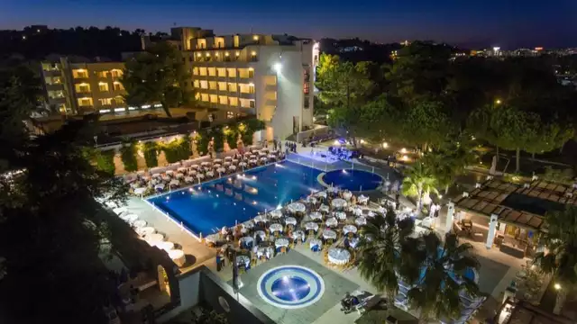 Vacanza in Puglia, sul lungomare di Vieste in hotel 5* in mezza pensione, accesso alla spa e al lido