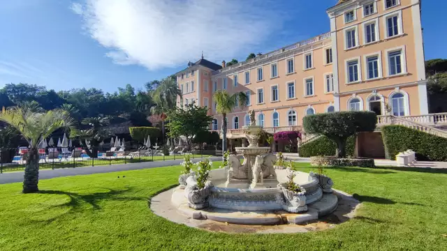 Verblijf in een suite met diner in de buurt van de mooiste stranden van de Côte d'Azur