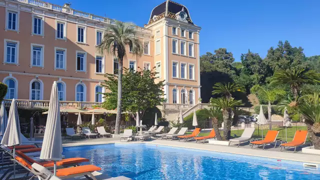 Verblijf in een suite met diner in de buurt van de mooiste stranden van de Côte d'Azur