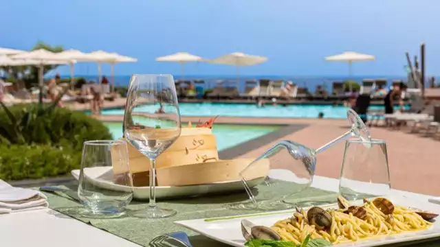 Estancia en pensión completa en un lugar único rodeado de vegetación y con vistas al golfo