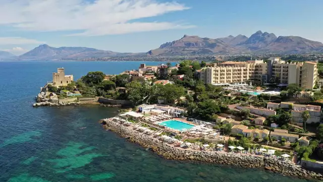 Estancia en pensión completa en un lugar único rodeado de vegetación y con vistas al golfo