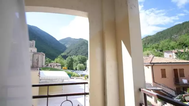 Séjour relaxant en demi-pension au spa Frasassi avec programme de bien-être.