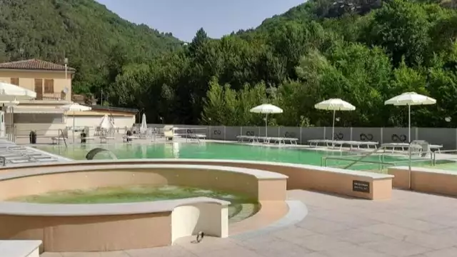 Estancia en las termas de Frasassi con aperitivo regional.