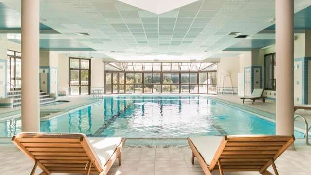 1 Accès à la piscine intérieure et extérieure pour 2 adultes