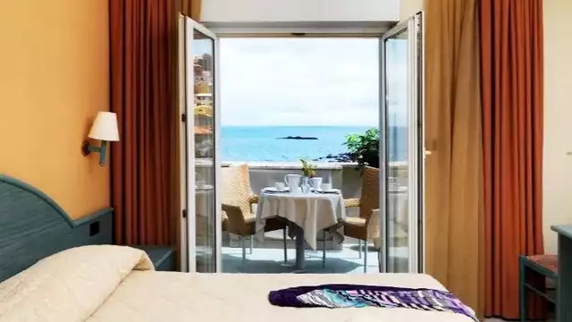 Hotel en Cerdeña , en habitación con balcón y vistas al mar y desayuno incluido