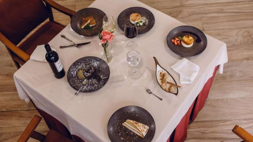 Escapada romantica en Santillana del Mar con desayuno cena y cava