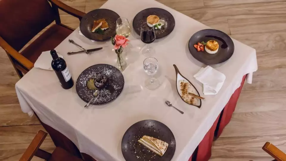 Escapada romantica en Santillana del Mar con desayuno cena y cava