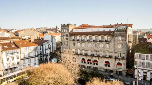Escapada romántica en Santiago de Compostela con cava, bombones y salida tardía