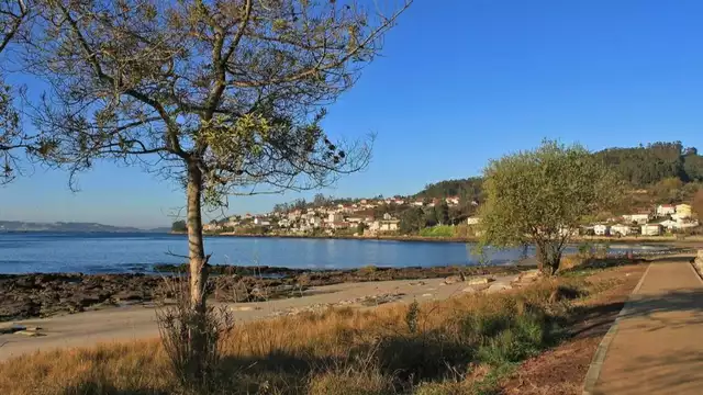 Fuga con cena situato di fronte alla riva della Ría de Pontevedra.