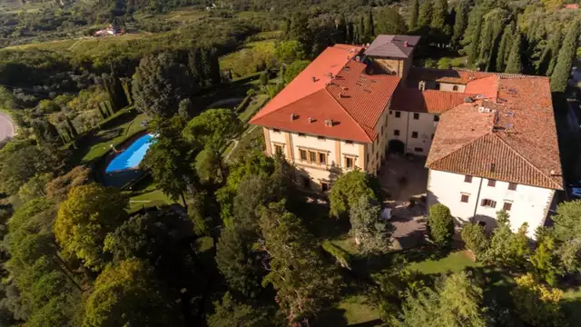 Fuga Romantica fuori Firenze: una notte in Junior Suite in una villa con piscina