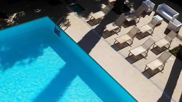 Hôtel 4* au cœur de Lecce avec piscine extérieure et bouteille de vin dans la chambre