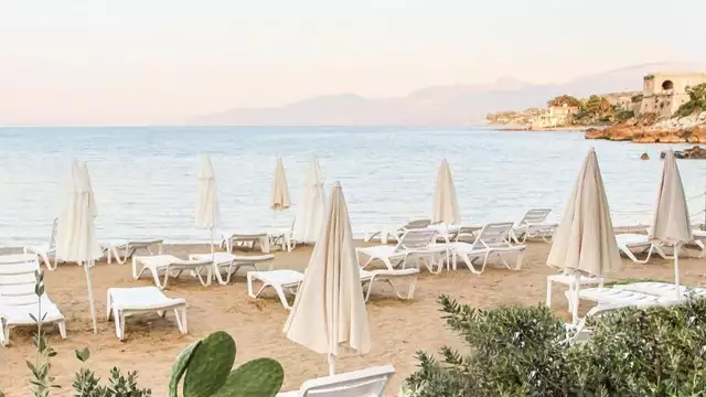 Soggiorno in Sicilia con camera vista mare e bottiglia di vino