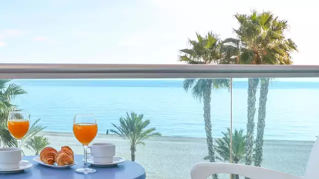Goditi la pensione completa in hotel 4 stelle sul lungomare di Albir