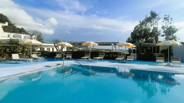 Fantastico resort a Ischia con mezza pensione, spiaggia e piscina