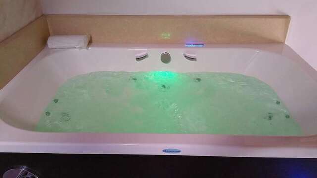 Bañera de hidromasaje en la habitación para 2 adultos