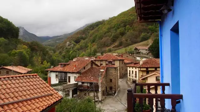 ¡Escapada con desayuno y salida tardía en un pueblito de los picos de Europa!
