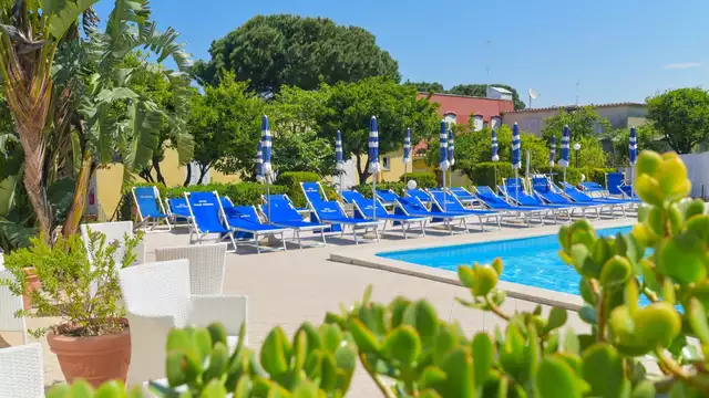 Vacaciones en Ischia en habitación económica con spa y masaje