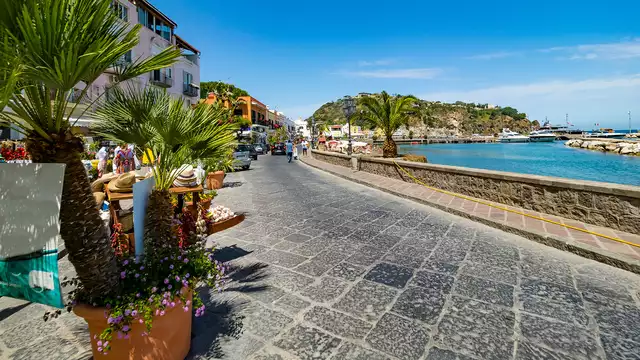 Vacaciones en Ischia en habitación económica con spa y masaje