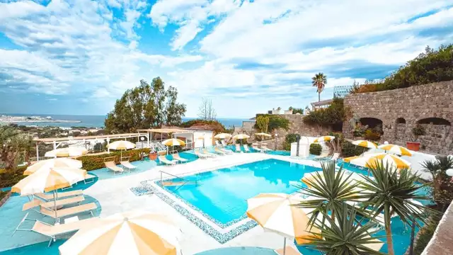 Resort da sogno ad Ischia con pensione completa, spiaggia e piscina