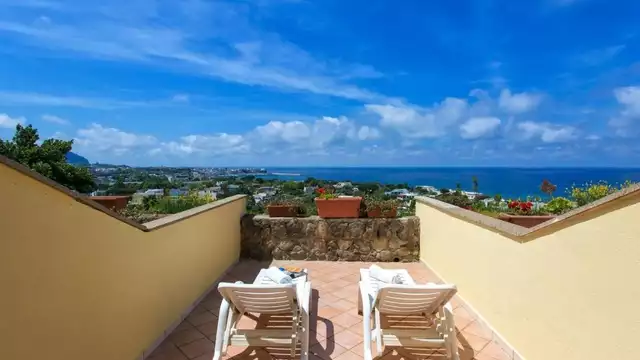 Settimana romantica a Ischia in camera vista mare, con piscina e servizio spiaggia
