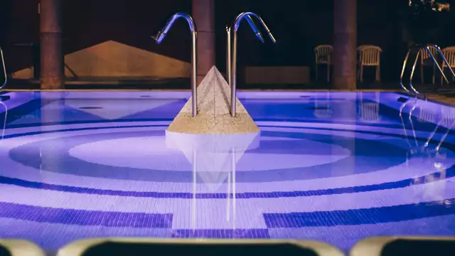 Vive el amor en una habitación con Jacuzzi y decoración romántica en la Costa Brava