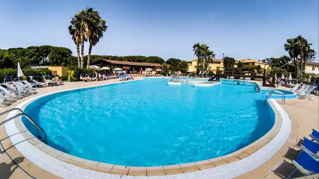 Vacanze sulla costa ovest della Sardegna con traghetto da Civitavecchia (8 notti)