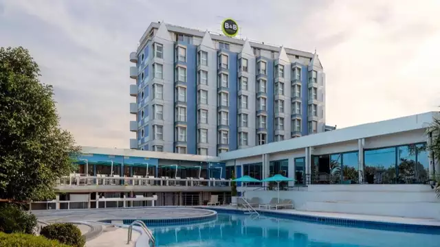 Hotel frente al mar en Chioggia con cena, piscina y acceso a la playa