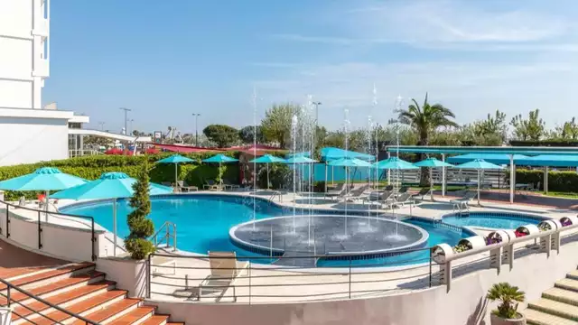 Hotel frente al mar en Chioggia con cena, piscina y acceso a la playa