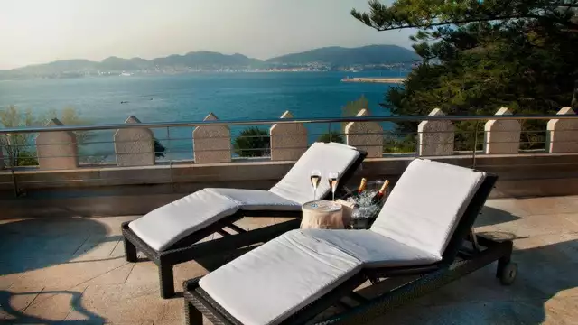 Premium romantiek 5* met fles cava, bonbons en bloemblaadjes in Vigo