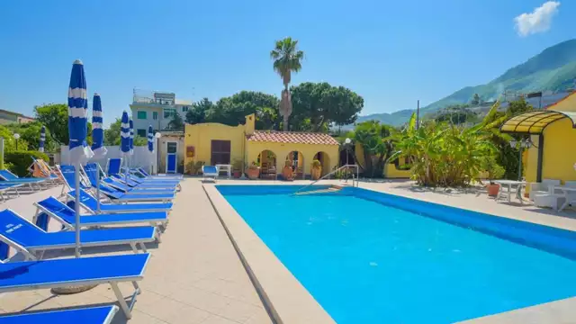 Vacaciones en Ischia en habitación económica con spa y masaje