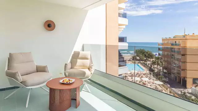 Luxe et détente face à la mer à Jr. Suite avec accès à l’espace bien-être, cava, piscine au rooftop et bien plus encore !