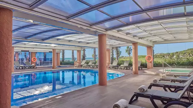 Escapada romántica en Sitges con acceso a spa, detalles románticos y vistas al mar