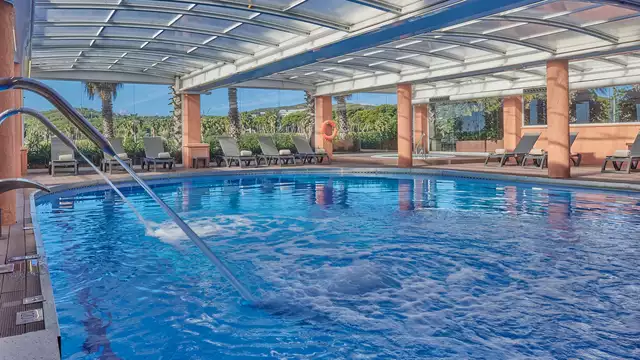Escapada romántica en Sitges con acceso a spa, detalles románticos y vistas al mar