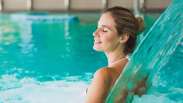Disfruta del ambiente acogedor de Deventer y relájate en el centro de bienestar de la Veluwse Bron