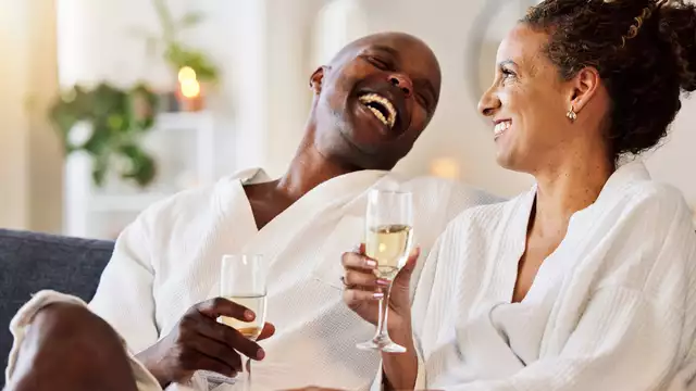 Estancia con ambiente romántico y champán en la orilla del mar