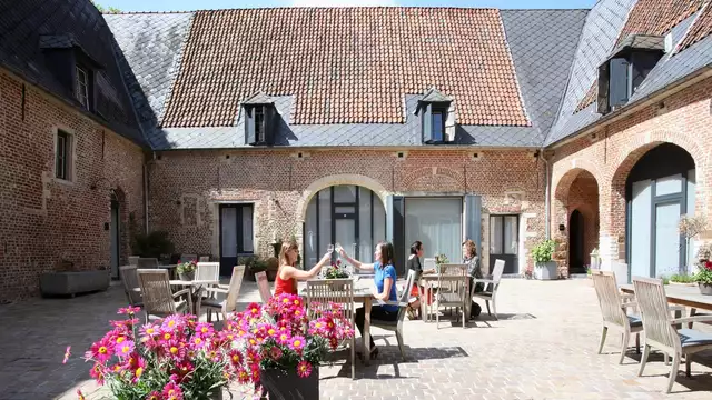 Séjour tout confort dans une ancienne ferme carrée à Heverlee
