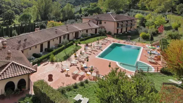 Hôtel à San Gimignano : au coeur des collines toscanes avec piscine et petit déjeuner