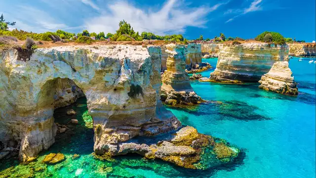 Alójese en el corazón de Salento en una suite con bañera de hidromasaje.
