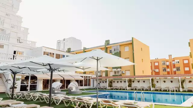 Escapade passionnée dans une Junior Suite avec vue sur la mer, petit-déjeuner et kit romantique