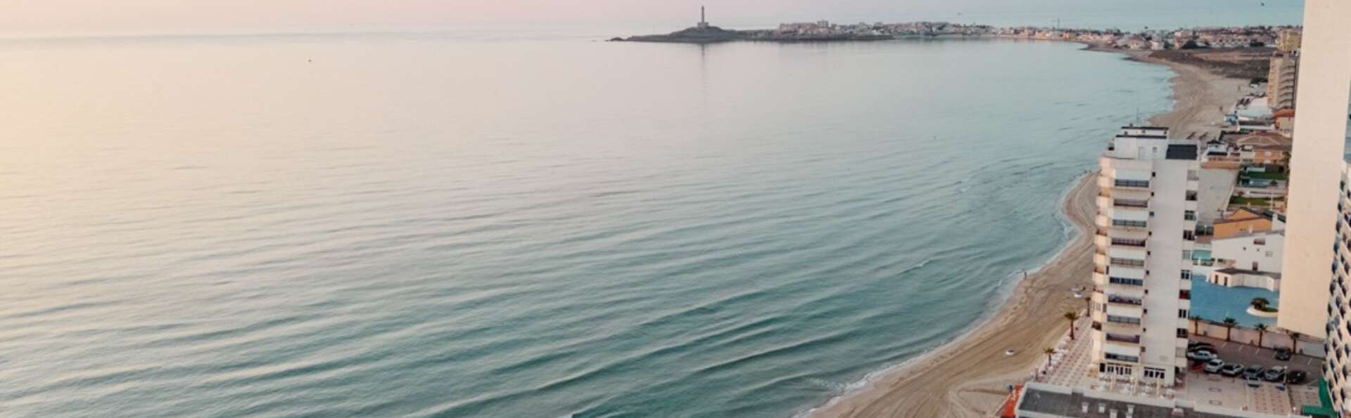 Escapade passionnée dans une Junior Suite avec vue sur la mer, petit-déjeuner et kit romantique
